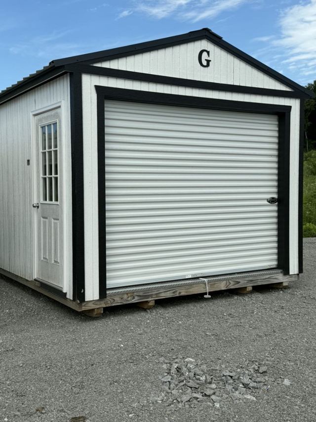 Portable garage building